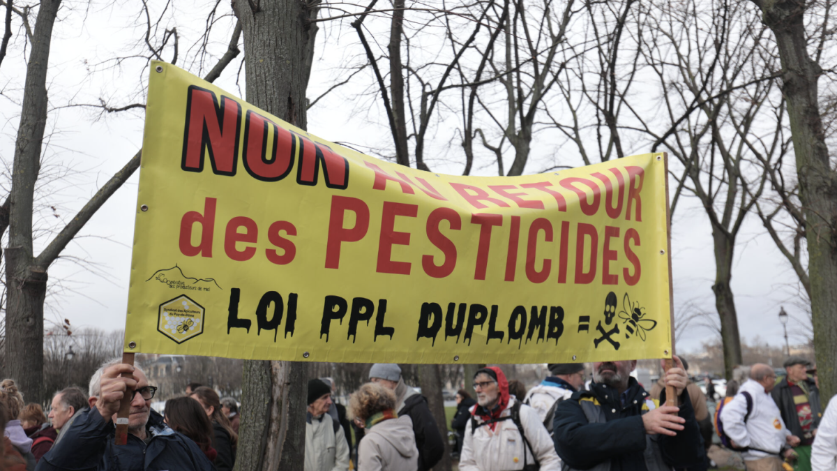 Duplomb, il ose tout… Même faire un bras d’honneur à des millions de personnes !